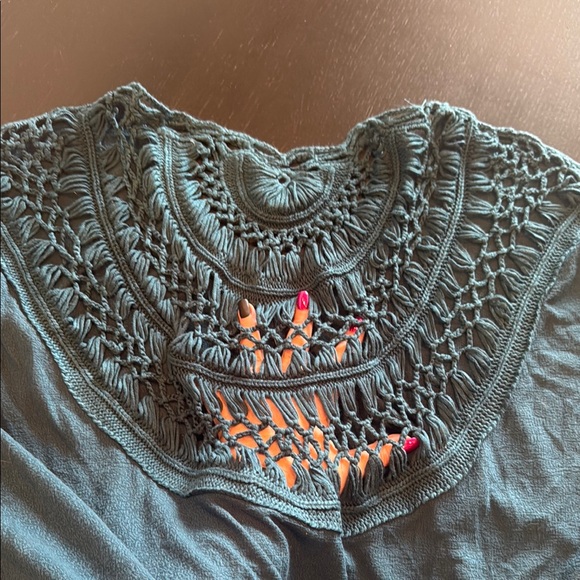 Knit V-Neck Twist Front Crochet Back Top - Picture 3 of 3